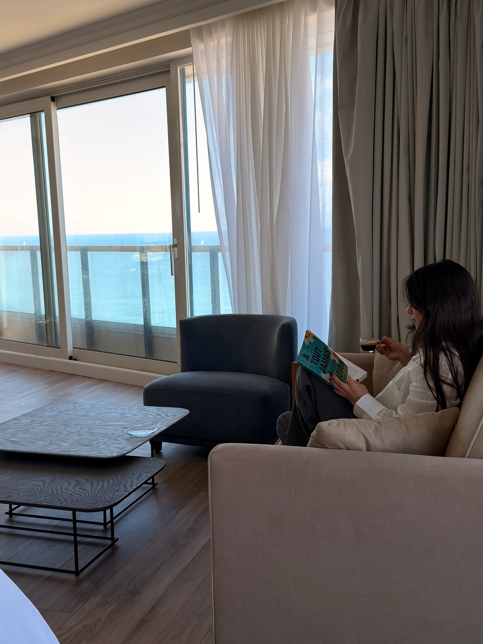 A quiet moment on the sofa, facing the sea