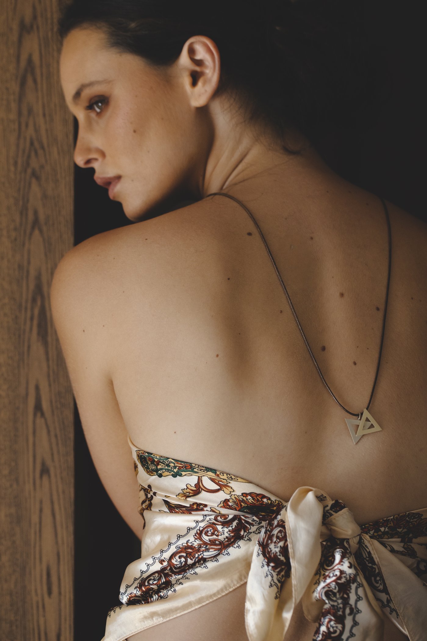 The chain falling along the back