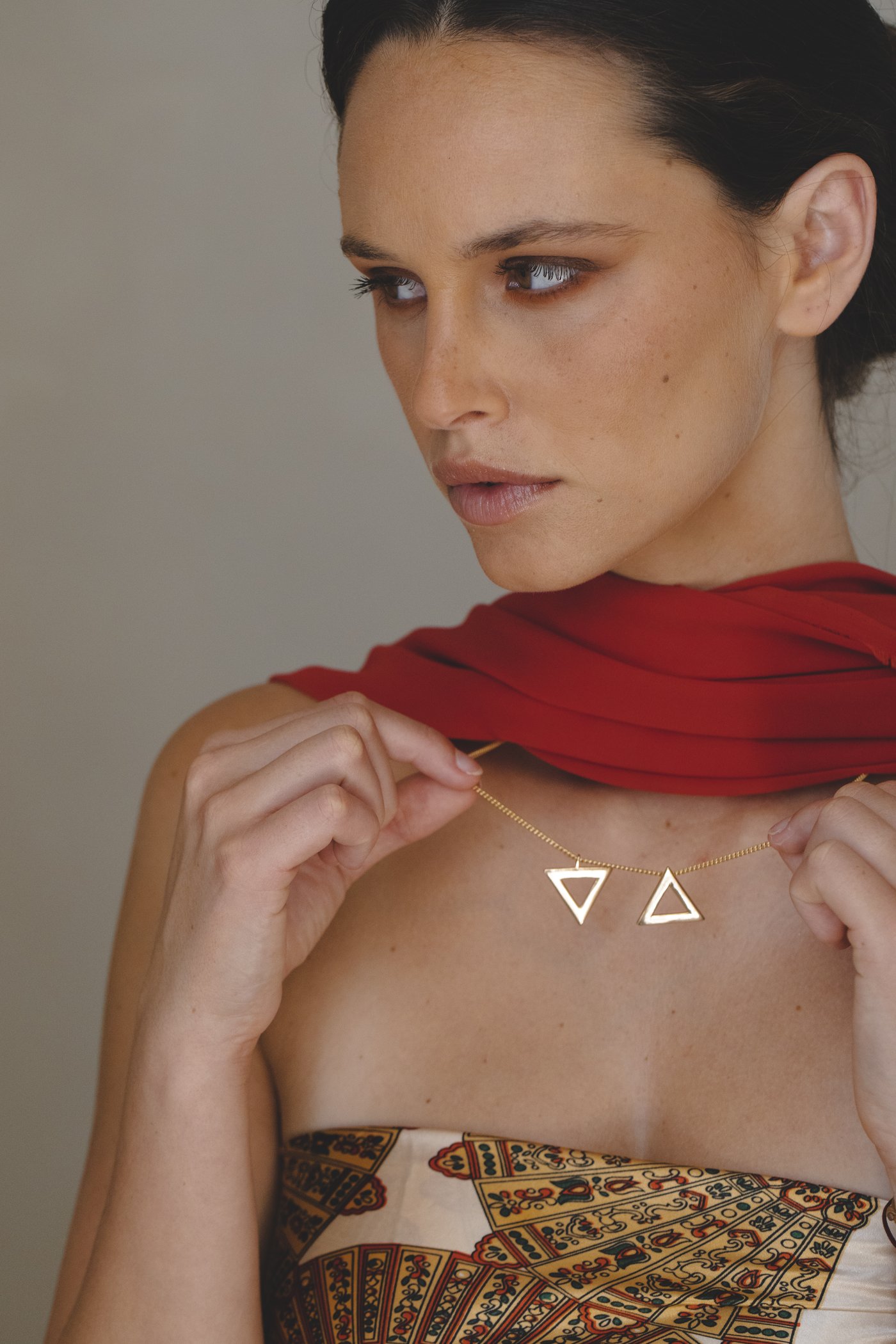 Two triangles placed at the collarbone